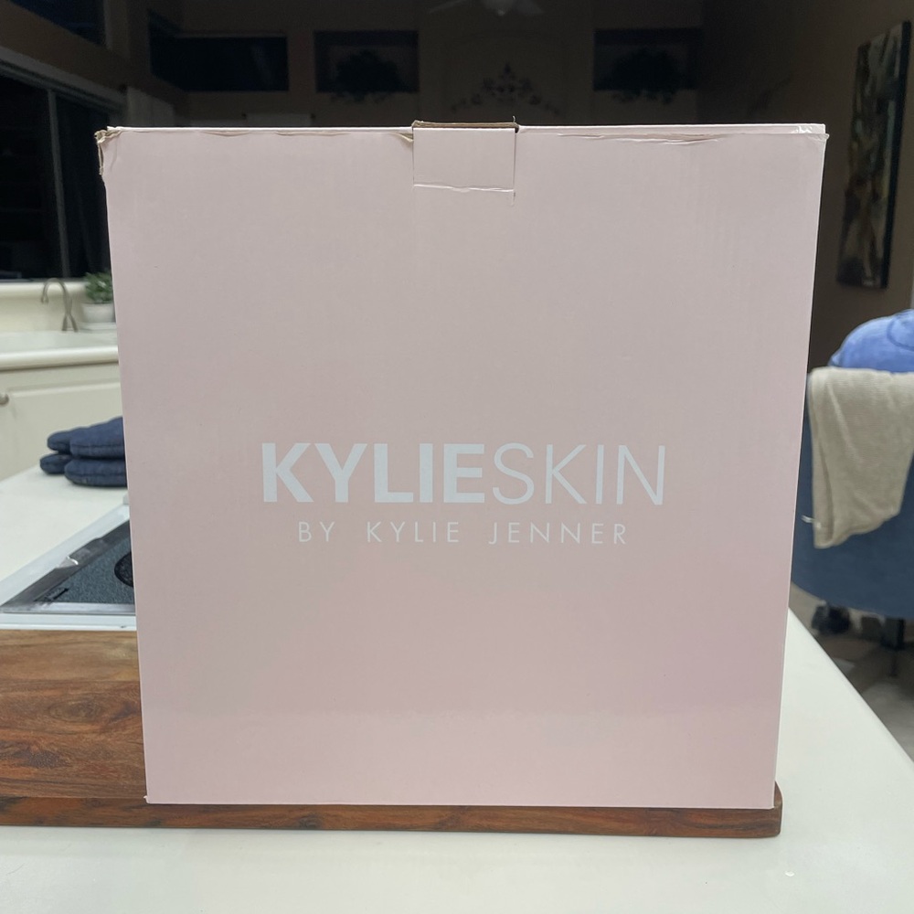 NEW KYLIE SKIN Fridge - Picture 2 of 6